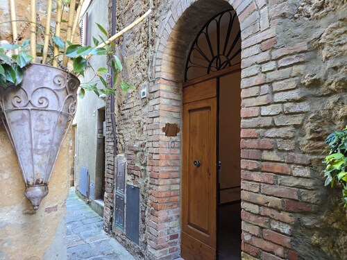 Cozy 2-bedroom apartment in the historic center, located in a quiet area.