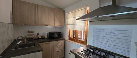 Een koelkast, een microgolfoven, een oven, een kookplaat