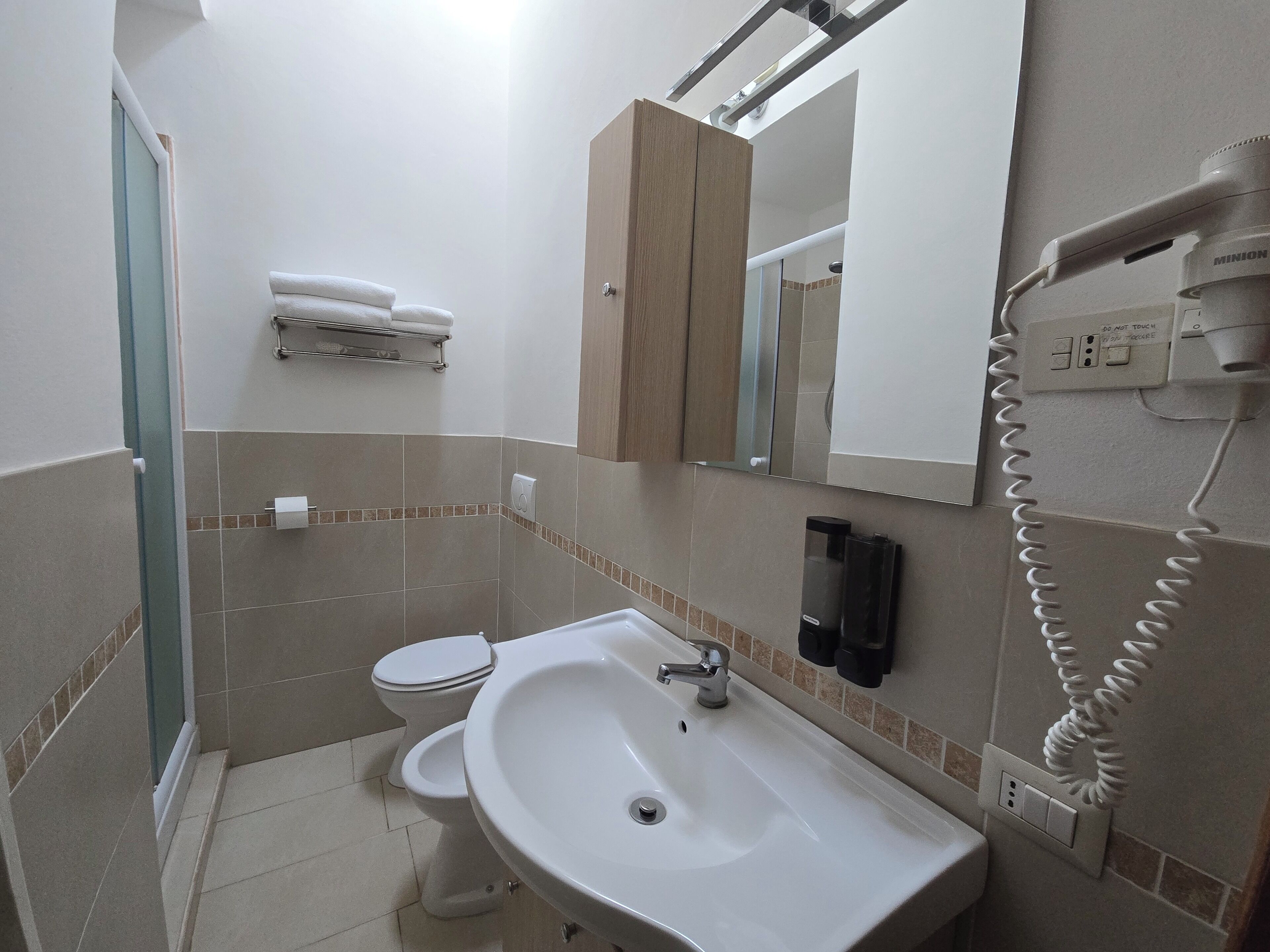 Sèche-cheveux, serviettes fournies, savon, shampoing