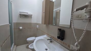 SĂšche-cheveux, serviettes fournies, savon, shampoing