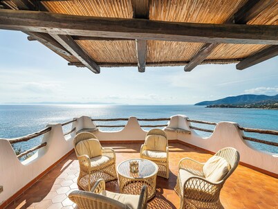 Villa dei Tramonti è un Oasi di Pace e Tranquillità, Affacciata su un Mare