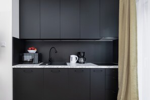 Leilighet, 2 soverom, balkong, ved stranden | Eget kjøkken | Kjøleskap, mikrobølgeovn, kokeplater og oppvaskmaskin