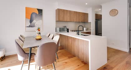 StayAU Stylish 4BR Home Ringwood