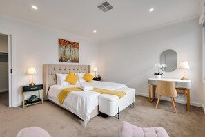 4 Schlafzimmer, Bügeleisen/Bügelbrett, kostenloses WLAN