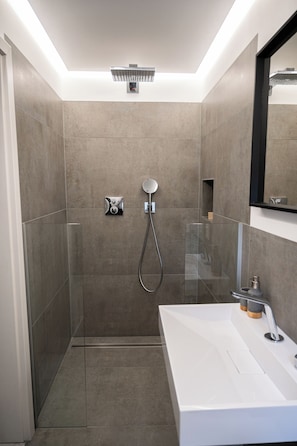 Een douche, een haardroger, handdoeken, zeep