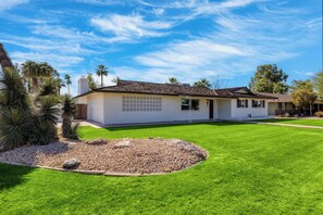Exterior - Shalimar of Tempe by AvantStay | Pool, Patio, Grill | Near Golf + Entertainment (Tempe)