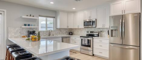 Réfrigérateur, micro-ondes, four, plaque de cuisson