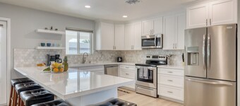 Shalimar of Tempe by AvantStay | Pool, Patio, Grill | Near Golf + Entertainment