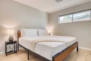 3 bedrooms, desk, iron/ironing board, travel crib
