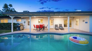 A pool area with a covered patio, outdoor seating, and a barbecue grill. - Shalimar of Tempe by AvantStay | Pool, Patio, Grill | Near Golf + Entertainment (Tempe)