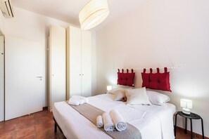 3 makuuhuonetta, silitysrauta/-lauta, vauvan matkasänky, Wi-Fi