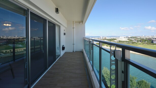 A balcony with a view of a river and cityscape. - Branchera Naha Akebono Premist 1206 (Naha)