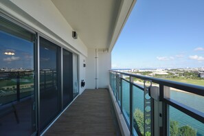 A balcony with a view of a river and cityscape. - Branchera Naha Akebono Premist 1206 (Naha)