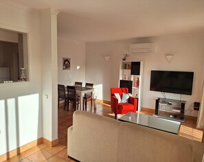 Smart TV - Vila Apostol - Splendid Oceanview Apartment near Porto de Mos Beach in Lagos.  (Lagos)