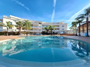 Pool - Vila Apostol - Splendid Oceanview Apartment near Porto de Mos Beach in Lagos.  (Lagos)