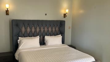 Habitación Deluxe doble, 1 cama de matrimonio grande, balcón, vistas a la ciudad | Escritorio, sistema de insonorización, tabla de planchar con plancha