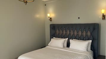 Chambre Double Deluxe, 1 très grand lit, balcon, vue ville | Bureau, chambres insonorisées, fer et planche à repasser, Wi-Fi gratuit