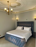 Escritorio, sistema de insonorización y tabla de planchar con plancha 