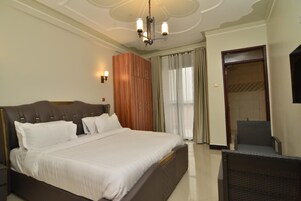 Escritorio, sistema de insonorización y tabla de planchar con plancha 