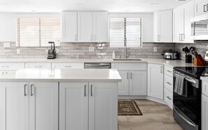 Kjøleskap, mikrobølgeovn, ovn og kokeplater