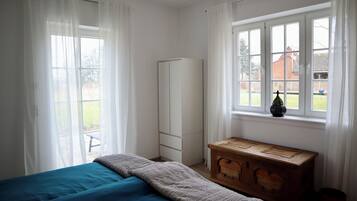 4 habitaciones, tabla de planchar con plancha y cuna de viaje