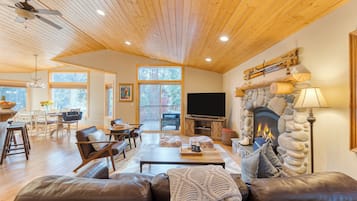 TV connectée, cheminée, table de tennis de table