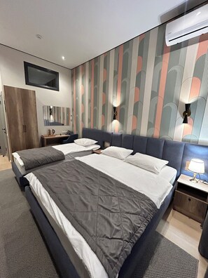 舒适三人房 | 特色家居、办公桌、笔记本电脑工作区、隔音