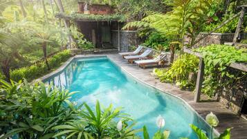 Kolam renang outdoor