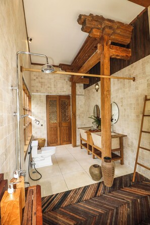 Prana Room | 浴室 | 免费洗浴用品、吹风机、拖鞋、坐浴桶