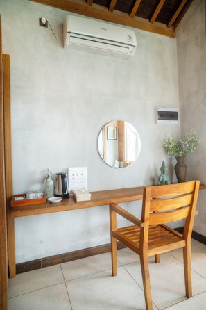 Premium bedding, in-room safe, individually decorated - Villa OMantra Home Bali (Sukasada)