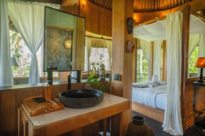 Mandala Room | Bathroom | Free toiletries, hair dryer, slippers, bidet - Villa OMantra Home Bali (Sukasada)