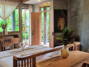 Hamsa Room | 高档床上用品、客房内保险箱、特色装修、特色家居