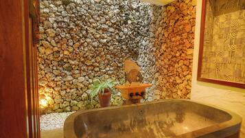 Hamsa Room | Kylpyhuone | Ilmaiset hygieniatuotteet, hiustenkuivaaja, tohvelit, bidee