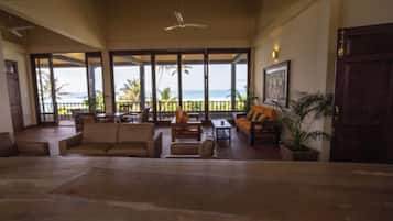 Exclusive Villa, Ocean View | Living area