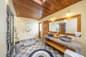 Toalettartikler (inkludert), hårføner, tøfler og håndklær