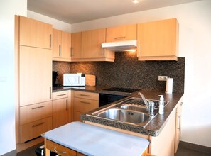 Fridge, oven, stovetop, dishwasher - Hasselt 2B - Fresh and modern 2 bedroom apartment in the heart of Bredene. (Bredene)