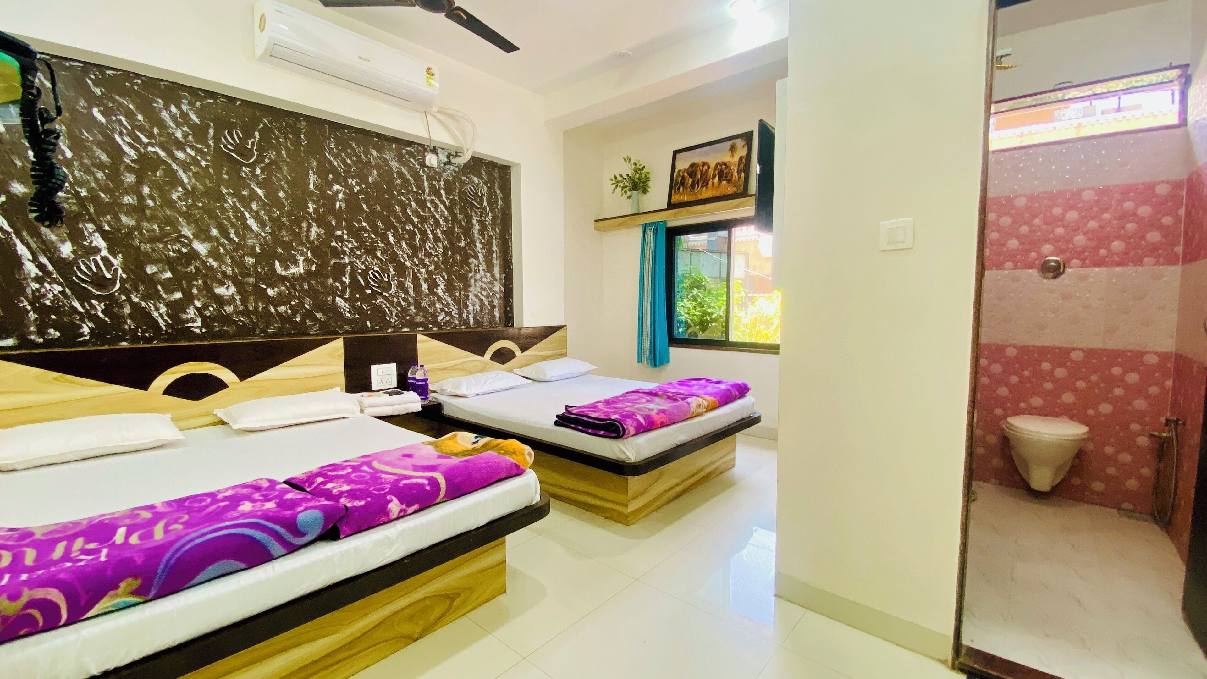 Habitación doble superior | Ropa de cama de alta calidad, edredón y camas Select Comfort 