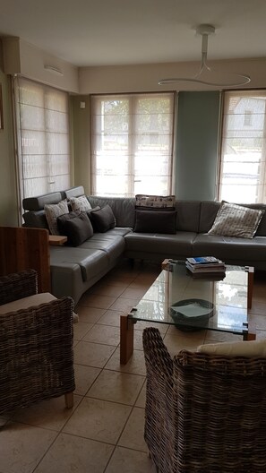 Una televisión, un reproductor estéreo