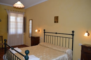 3 bedrooms - Large Apartment With Shared Swimming Pool in Crete Senesi (Asciano)