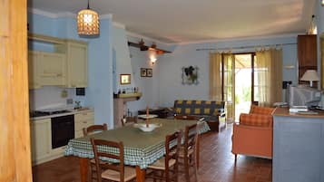 Apartment, 2 Bedrooms, Smoking, Patio | Interior