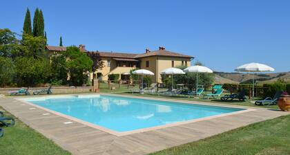 Large Apartment With Shared Swimming Pool in Crete Senesi