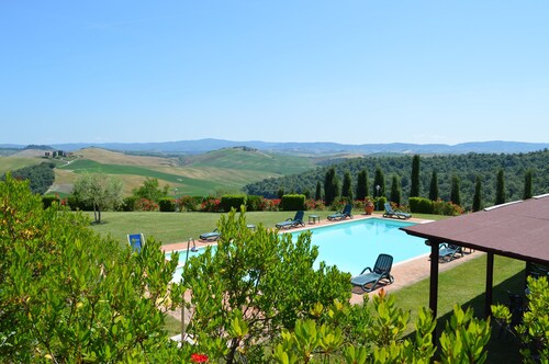 Large Apartment With Shared Swimming Pool in Crete Senesi