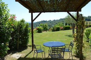 Outdoor dining - Large Apartment With Shared Swimming Pool in Crete Senesi (Asciano)
