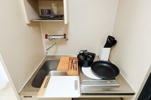 Full-size fridge, microwave, electric kettle, cookware/dishes/utensils - Piazza-U Yutenji by Tranova (Tokyo)