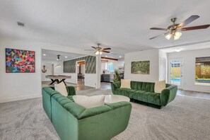 Smart TV, chimenea, libros, oficina