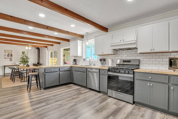 Refrigerador, microondas, horno, placa de cocina