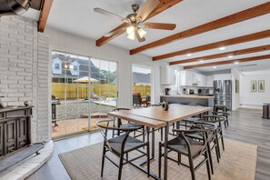 Kylskåp, mikrovågsugn, ugn och spishäll