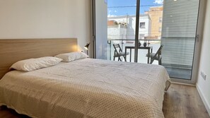 1 غرفة نوم ومكواة/لوح كي وواي فاي مجانًا وملاءات أسرّة