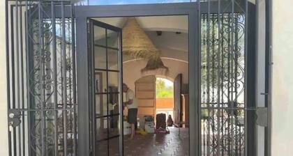 Romantic Village House over 200yrs old, near beaches, wine region. Private Pool