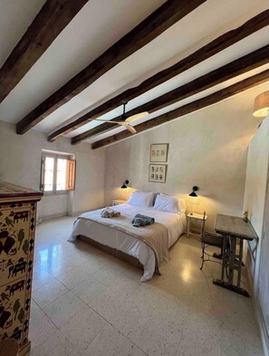 4 chambres, fer et planche à repasser, Wi-Fi, draps fournis